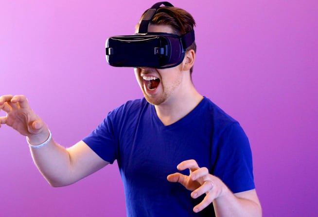 Man using a VR lens